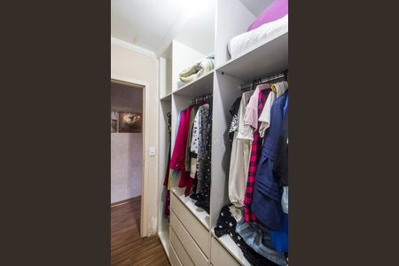Casa de condomínio à venda com 220m², 3 quartos e 4 vagas Casa de condomínio à venda com 220m², 3 quartos e 4 vagasCloset da suíte