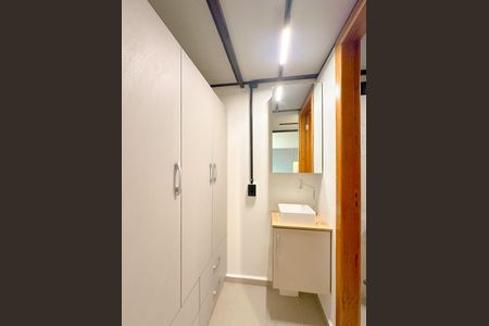 Banheiro de kitnet/studio para alugar com 1 quarto, 24m² em Ipiranga, São José