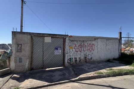 Fachada com placa grande de casa para alugar com 2 quartos, 111m² em Jardim Monte Alegre, Guarulhos