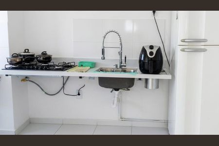 Cozinha de apartamento para alugar com 2 quartos, 42m² em Parque Arariba, São Paulo
