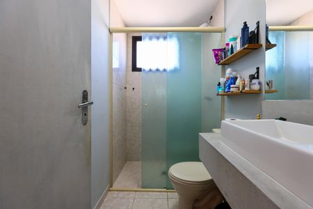 Banheiro de apartamento à venda com 3 quartos, 76m² em Jardim Henriqueta, Taboão da Serra