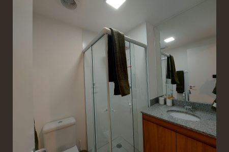 Banheiro de apartamento para alugar com 1 quarto, 22m² em Pinheiros, São Paulo