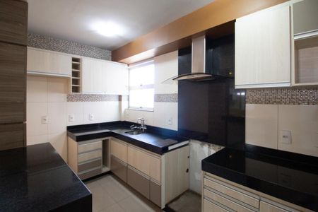 Cozinha de apartamento à venda com 2 quartos, 99m² em Heliópolis, Belo Horizonte