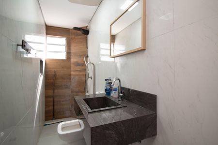 Banheiro de apartamento à venda com 2 quartos, 60m² em Jardim Valeria, Guarulhos