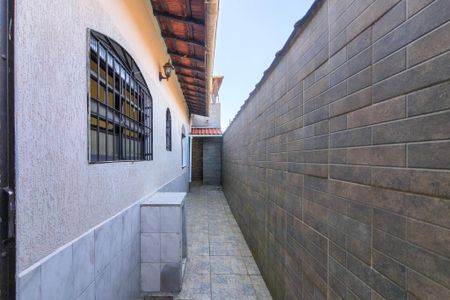 Casa para alugar com 100m², 2 quartos e 2 vagas Casa para alugar com 100m², 2 quartos e 2 vagasCorredor lateral