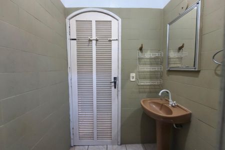 Casa para alugar com 100m², 2 quartos e 2 vagas Casa para alugar com 100m², 2 quartos e 2 vagasBanheiro