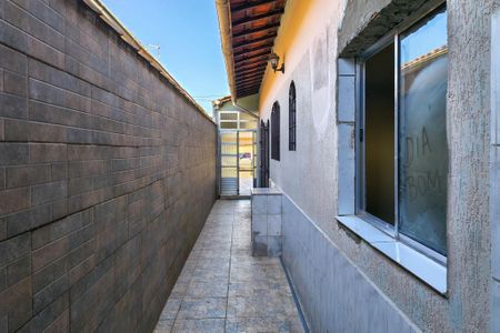 Casa para alugar com 100m², 2 quartos e 2 vagas Casa para alugar com 100m², 2 quartos e 2 vagasCorredor lateral