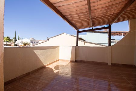 Casa à venda com 400m², 4 quartos e 3 vagas Casa à venda com 400m², 4 quartos e 3 vagasTerraço