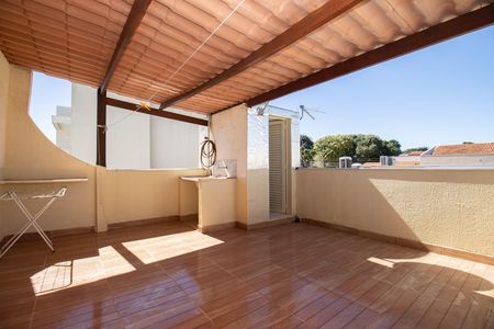 Casa à venda com 400m², 4 quartos e 3 vagas Casa à venda com 400m², 4 quartos e 3 vagasTerraço
