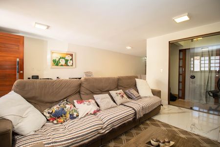 Casa à venda com 400m², 4 quartos e 3 vagas Casa à venda com 400m², 4 quartos e 3 vagasSala