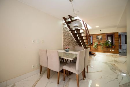 Casa à venda com 400m², 4 quartos e 3 vagas Casa à venda com 400m², 4 quartos e 3 vagasSala