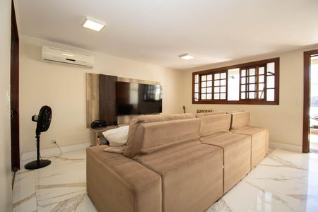 Casa à venda com 400m², 4 quartos e 3 vagas Casa à venda com 400m², 4 quartos e 3 vagasSala