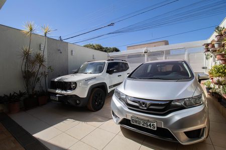 Casa à venda com 400m², 4 quartos e 3 vagas Casa à venda com 400m², 4 quartos e 3 vagasGaragem