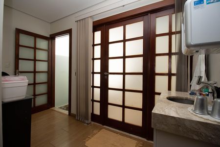 Casa à venda com 400m², 4 quartos e 3 vagas Casa à venda com 400m², 4 quartos e 3 vagasCorredor