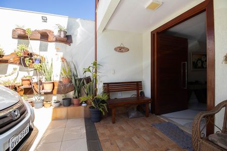 Casa à venda com 400m², 4 quartos e 3 vagas Casa à venda com 400m², 4 quartos e 3 vagasVaranda