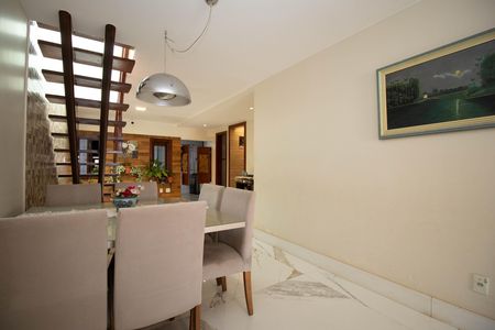 Casa à venda com 400m², 4 quartos e 3 vagas Casa à venda com 400m², 4 quartos e 3 vagasSala