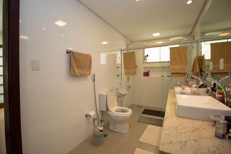 Casa à venda com 400m², 4 quartos e 3 vagas Casa à venda com 400m², 4 quartos e 3 vagasBanheiro da Suíte 2