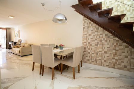 Casa à venda com 400m², 4 quartos e 3 vagas Casa à venda com 400m², 4 quartos e 3 vagasSala