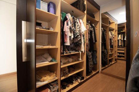 Casa à venda com 400m², 4 quartos e 3 vagas Casa à venda com 400m², 4 quartos e 3 vagasCloset da Suíte 2