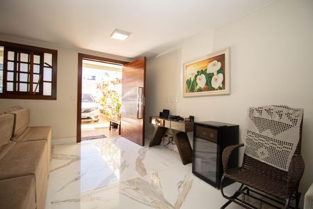 Casa à venda com 400m², 4 quartos e 3 vagas Casa à venda com 400m², 4 quartos e 3 vagasSala