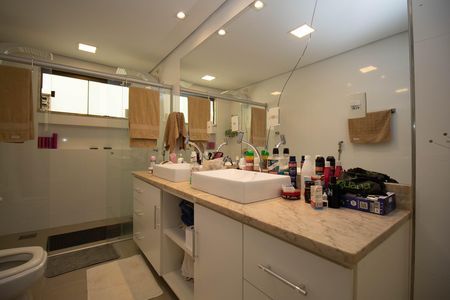 Casa à venda com 400m², 4 quartos e 3 vagas Casa à venda com 400m², 4 quartos e 3 vagasBanheiro da Suíte 2