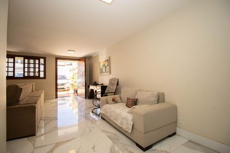 Casa à venda com 400m², 4 quartos e 3 vagas Casa à venda com 400m², 4 quartos e 3 vagasSala