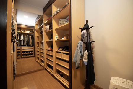 Casa à venda com 400m², 4 quartos e 3 vagas Casa à venda com 400m², 4 quartos e 3 vagasCloset da Suíte 2