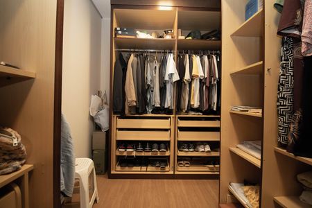 Casa à venda com 400m², 4 quartos e 3 vagas Casa à venda com 400m², 4 quartos e 3 vagasCloset da Suíte 2