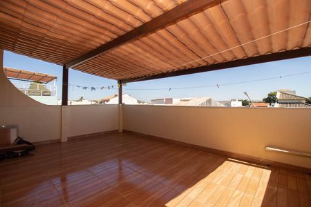 Casa à venda com 400m², 4 quartos e 3 vagas Casa à venda com 400m², 4 quartos e 3 vagasTerraço