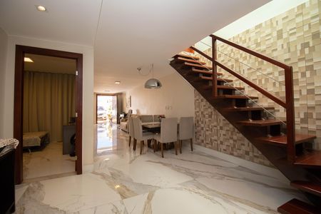 Casa à venda com 400m², 4 quartos e 3 vagas Casa à venda com 400m², 4 quartos e 3 vagasSala