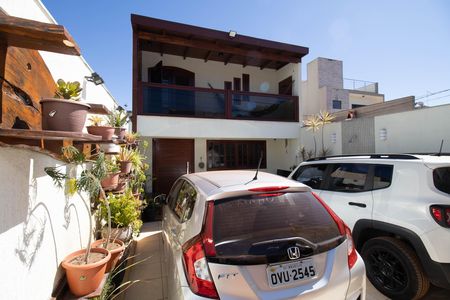 Casa à venda com 400m², 4 quartos e 3 vagas Casa à venda com 400m², 4 quartos e 3 vagasFachada