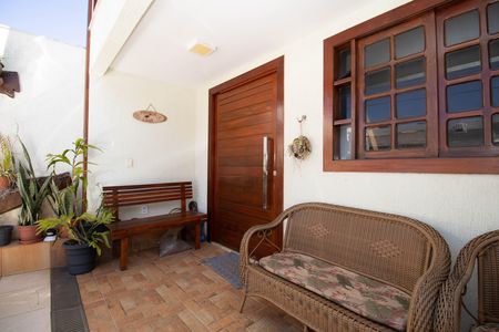 Casa à venda com 400m², 4 quartos e 3 vagas Casa à venda com 400m², 4 quartos e 3 vagasVaranda