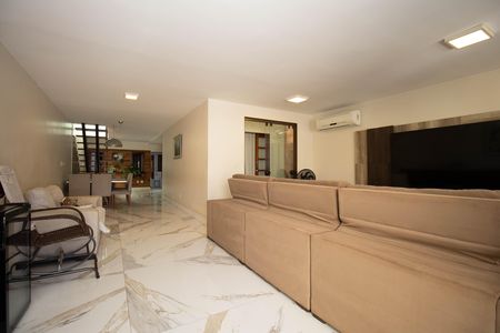 Casa à venda com 400m², 4 quartos e 3 vagas Casa à venda com 400m², 4 quartos e 3 vagasSala