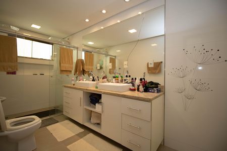 Casa à venda com 400m², 4 quartos e 3 vagas Casa à venda com 400m², 4 quartos e 3 vagasBanheiro da Suíte 2