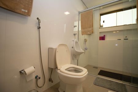 Casa à venda com 400m², 4 quartos e 3 vagas Casa à venda com 400m², 4 quartos e 3 vagasBanheiro da Suíte 2