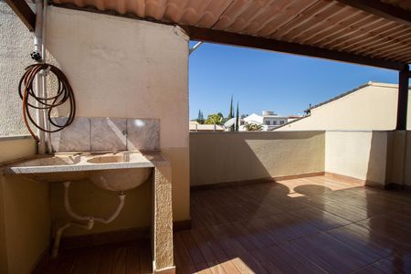 Casa à venda com 400m², 4 quartos e 3 vagas Casa à venda com 400m², 4 quartos e 3 vagasTerraço