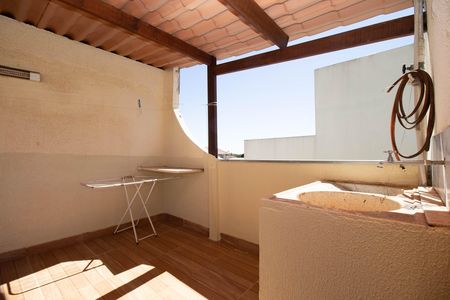 Casa à venda com 400m², 4 quartos e 3 vagas Casa à venda com 400m², 4 quartos e 3 vagasTerraço