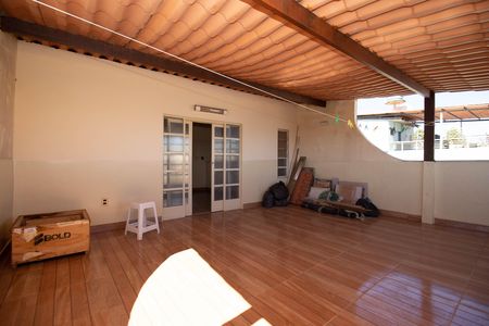 Casa à venda com 400m², 4 quartos e 3 vagas Casa à venda com 400m², 4 quartos e 3 vagasTerraço