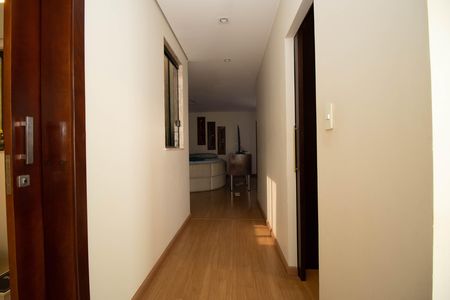 Casa à venda com 400m², 4 quartos e 3 vagas Casa à venda com 400m², 4 quartos e 3 vagasCorredor