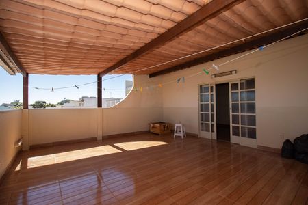 Casa à venda com 400m², 4 quartos e 3 vagas Casa à venda com 400m², 4 quartos e 3 vagasTerraço