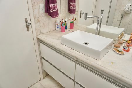 Banheiro Social de apartamento à venda com 3 quartos, 100m² em Santo Antônio, Belo Horizonte
