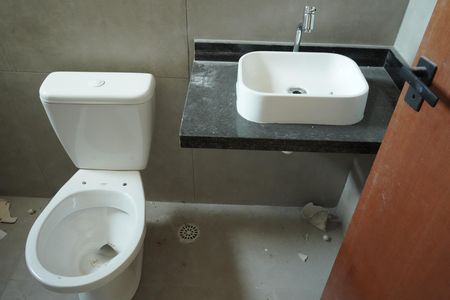 Banheiro de casa de condomínio à venda com 3 quartos, 130m² em Vila Antonina, São Paulo