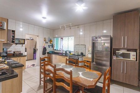 Casa à venda com 418m², 3 quartos e 2 vagas Casa à venda com 418m², 3 quartos e 2 vagasCozinha