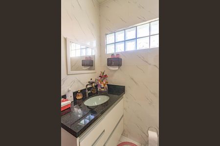 Casa à venda com 418m², 3 quartos e 2 vagas Casa à venda com 418m², 3 quartos e 2 vagasBanheiro social