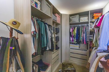 Casa à venda com 418m², 3 quartos e 2 vagas Casa à venda com 418m², 3 quartos e 2 vagasCloset da suíte