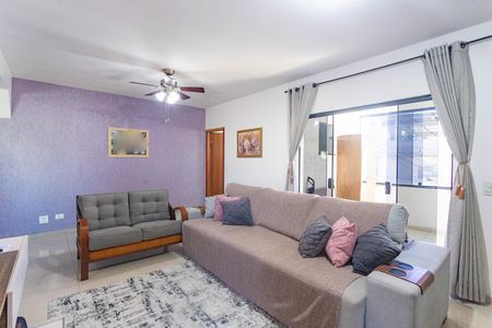 Casa à venda com 418m², 3 quartos e 2 vagas Casa à venda com 418m², 3 quartos e 2 vagasSala