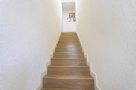 Casa à venda com 418m², 3 quartos e 2 vagas Casa à venda com 418m², 3 quartos e 2 vagasEscada