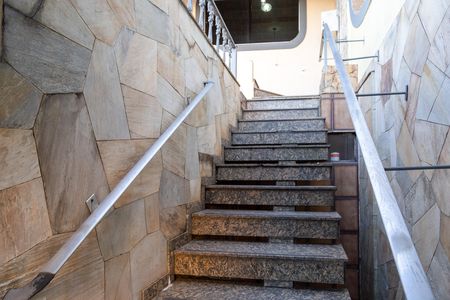 Casa para alugar com 371m², 4 quartos e 4 vagasEscada entrada
