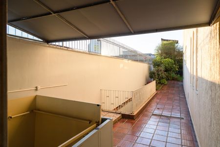 Casa para alugar com 371m², 4 quartos e 4 vagasCorredor externo