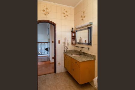 Casa para alugar com 371m², 4 quartos e 4 vagasBanheiro social